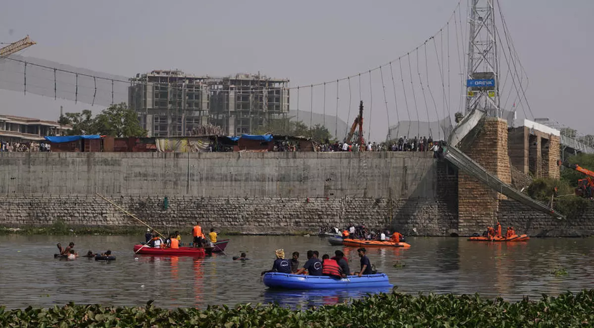 Momentul prăbușirii podului din India, pe care se aflau sute de oameni, surprins de camere. Nouă persoane, arestate în anchetă