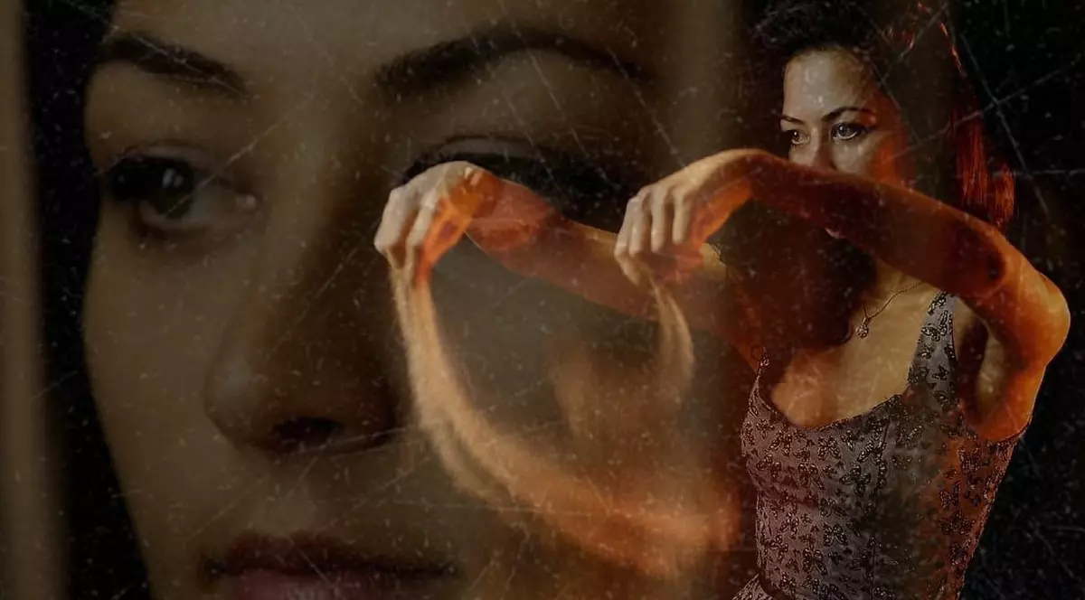 Eva Aibaz, artista care pictează cu nisip: „Am peste tot, în genți, în pantofi, pe covor. Trebuie să aspir în fiecare zi”