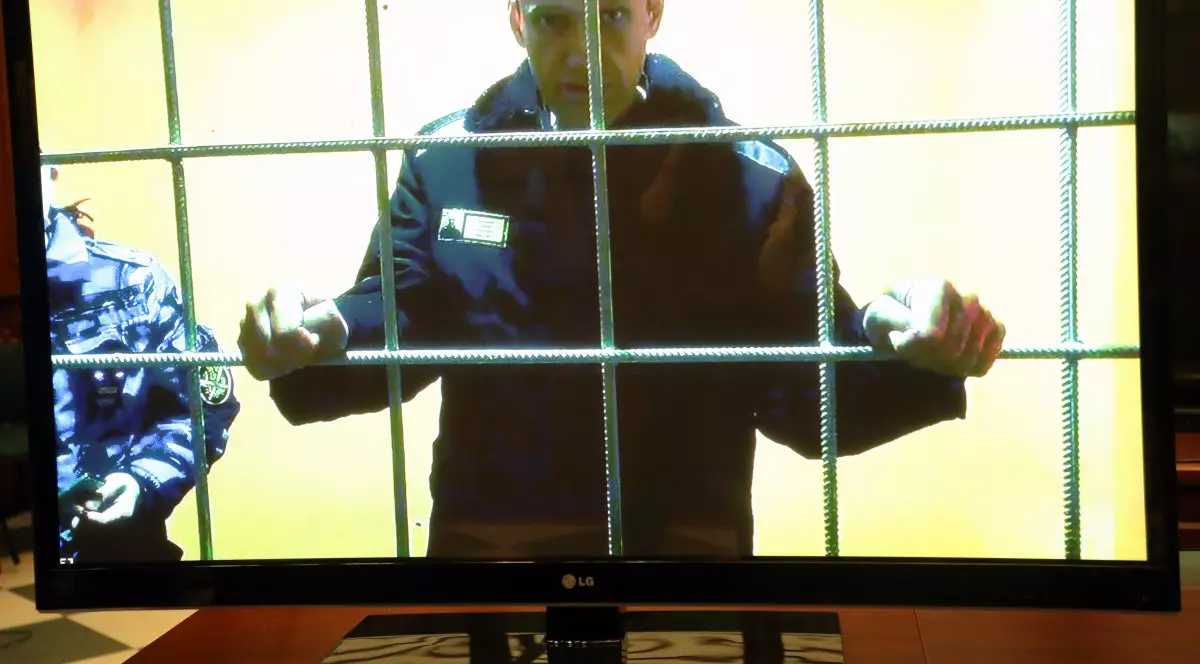 Liderul opoziției ruse, Alexei Navalnîi, care este încarcerat din 2021, apare pe un ecran la tribunalul din Moscova înainte de audierea din 17 mai 2022. Foto: EPA