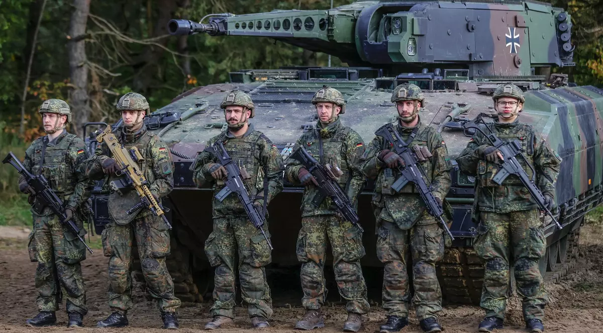 Haine de camuflaj de mărimea „SS” pentru armata germană: „Îndepărtați-vă singuri etichetele!”