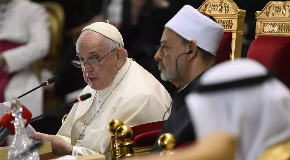 Papa Francisc avertizează că lumea se află „pe marginea unei prăpastii delicate" și face apel la evitarea unui nou Război Rece