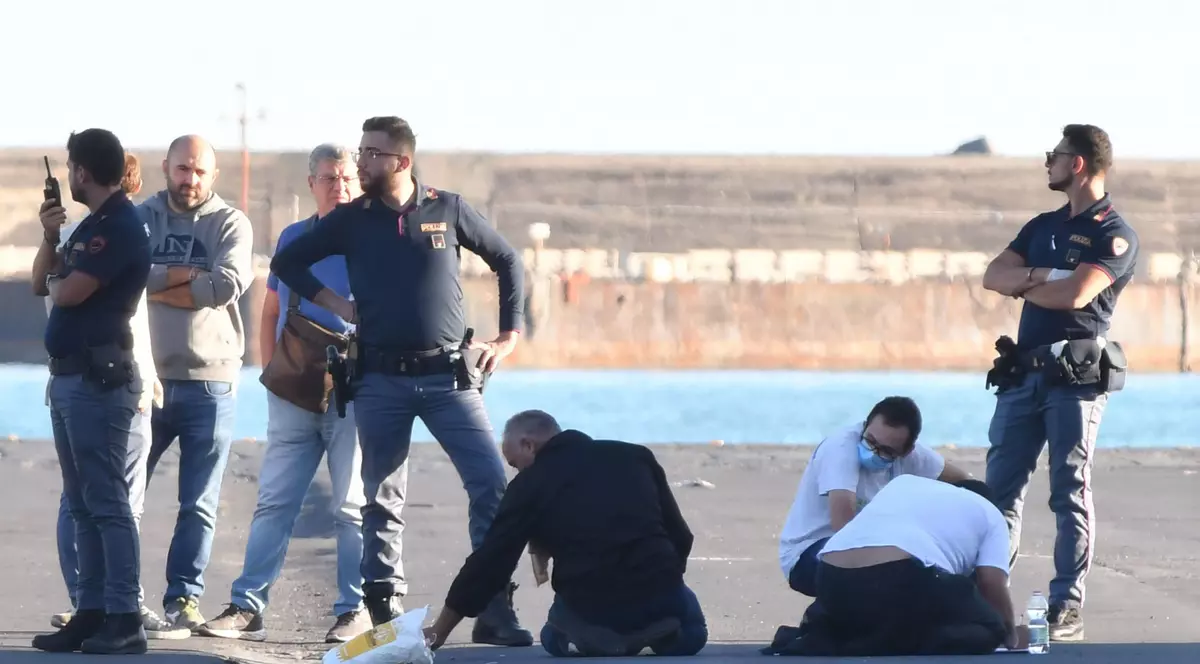 Italia refuză să permită debarcarea migranților de pe navele umanitare: Trei migranți disperați au încercat să ajungă la mal