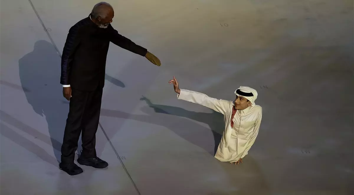 Cine este Ghanim Al Muftah, youtuberul fără jumătate de corp care a apărut alături de Morgan Freeman la deschiderea Campionatului Mondial din Qatar