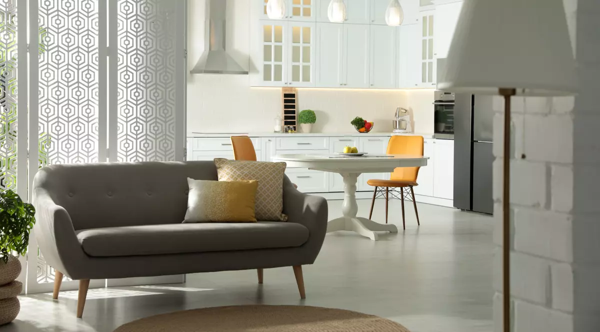 Mobilă de casă la prețuri excelente în oferta eMAG de astăzi, 25 noiembrie - Imagine cu un interior elegant al unei case, în care se distinge o bucătărie modernă