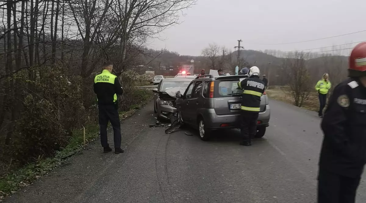 Accident cu cinci victime, dintre care doi copii, la Mihăești, după ce două mașini s-au ciocnit frontal