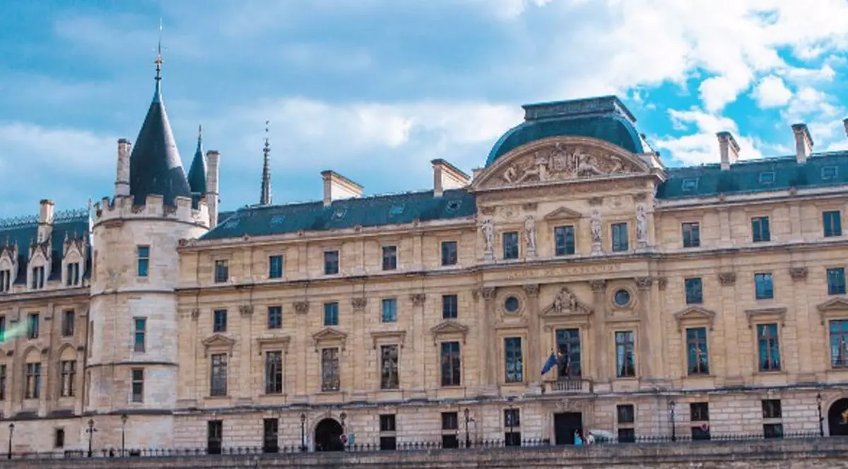 Un angajat concediat din cauză că nu a participat la petrecerile companiei a dat firma în judecată, în Franța. Ce a decis instanța