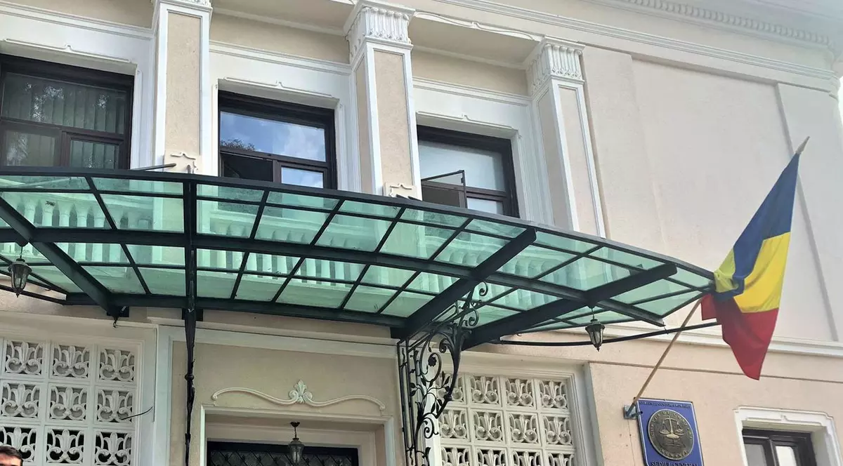 Persoană suspectată că s-a angajat la Curtea de Conturi cu o diplomă falsă de licență. Polițiștii au deschis dosar penal