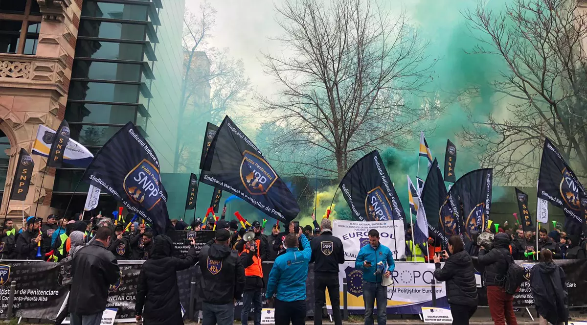 Sindicaliştii din Poliţie protestează în faţa Ministerului Muncii. Care sunt principalele revendicări