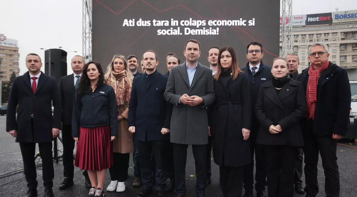 „O mână de triști sub ploaie”. O jurnalistă critică dur felul în care USR a relansat „opoziția necesară”