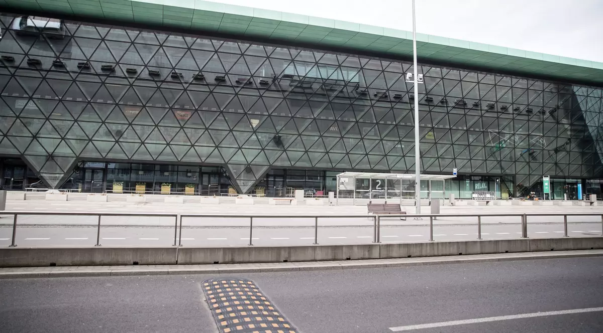 Incendiu în turnul de control al traficului de pe aeroportul din Cracovia. Toate aeronavele, redirecționate, nu decolează niciun avion