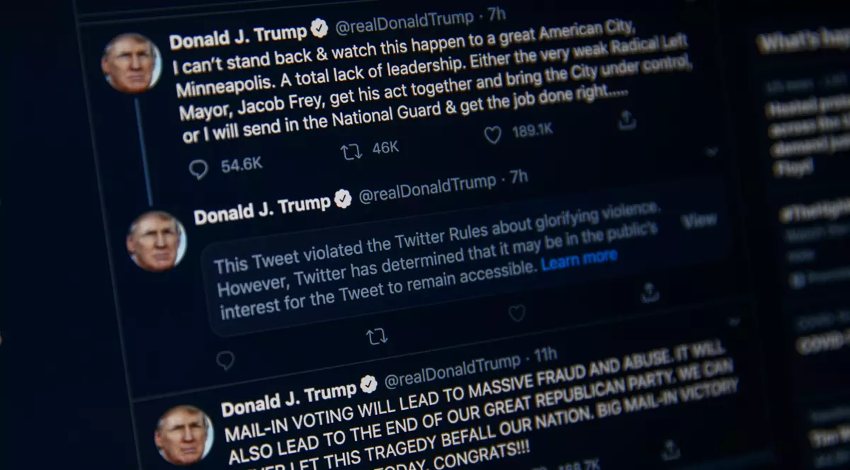 Elon Musk le cere utilizatorilor să voteze dacă ar trebui să permită revenirea lui Donald Trump pe Twitter