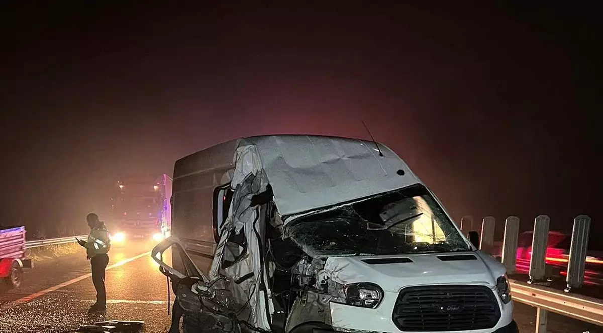 Șapte oameni răniți, după ce un microbuz și un TIR s-au izbit, în Arad