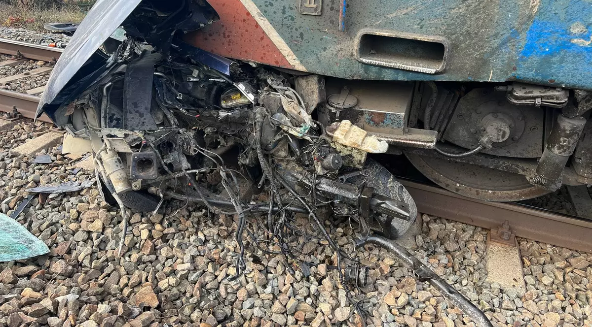 Un tren de călători a lovit o mașină, în Bacău. Un bărbat a murit, iar traficul feroviar este blocat pe ambele sensuri