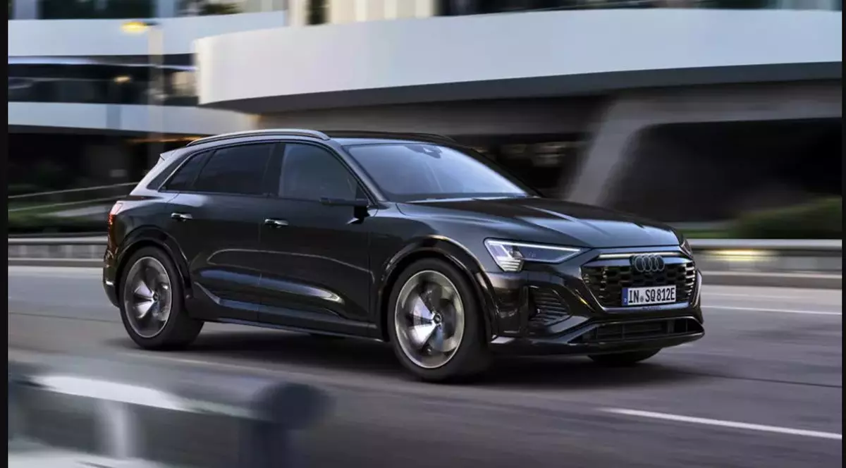 Actualizare tehnică și de nume: Audi Q8 e-tron quattro duce mai departe linia primei serii de SUV-uri electrice din istoria mărcii
