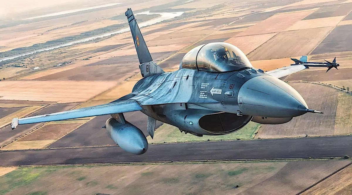 Alertă cu bombă într-un avion care zbura deasupra României. Au intervenit aeronavele Forțelor Aeriene Române