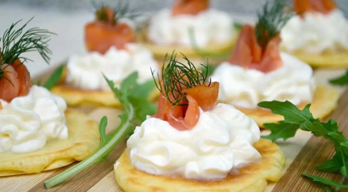 Blinii cu cremă de brânză și somon afumat