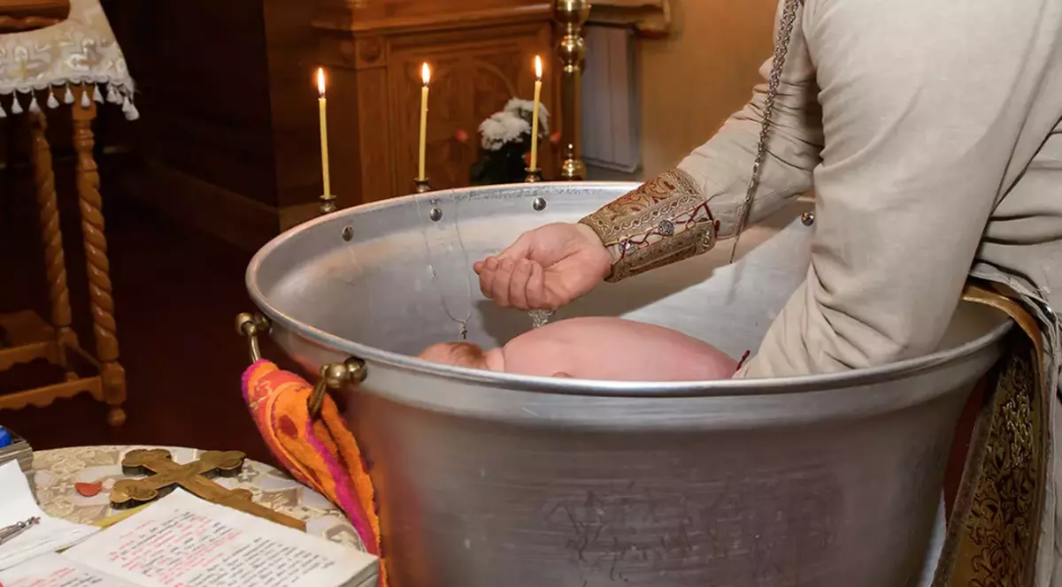 Cazul bebelușului mort după botez la Suceava: INML reface expertiza, după ce la nivel local s-a stabilit că a murit de pneumonie. Ce acuză familia