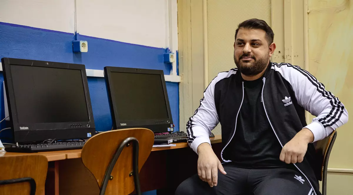 Tânărul de etnie romă, absolvent de Politehnică, care a devenit profesor în satul de lăutari unde a crescut