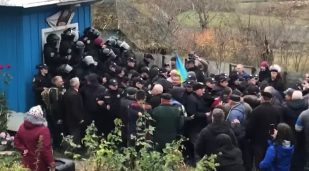 VIDEO. Scene șocante în curtea unei biserici din regiunea Cernăuți: Enoriașii s-au luat la bătaie din motive geopolitice și a fost necesară intervenția poliției