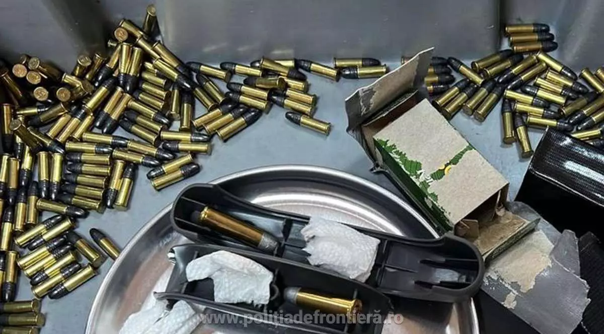 152 de cartușe de armă, găsite pe aeroportul din Cluj, în bagajul unui român venit din SUA