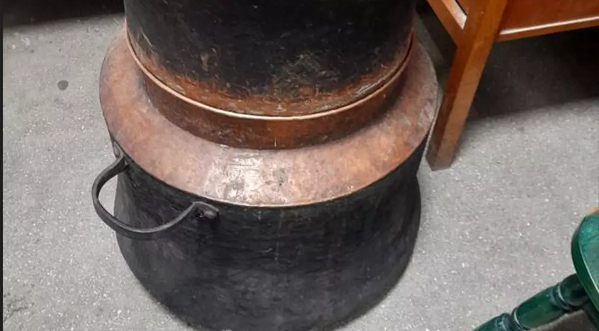 Doi tineri din Mehedinți au luat bătaie, după ce au furat un cazan de țuică și au încercat să îl vândă, dar nu s-au înțeles la preț