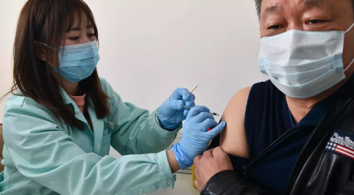 China va accelera vaccinarea anti-COVID a vârstnicilor pe fondul creșterii numărului de infectări