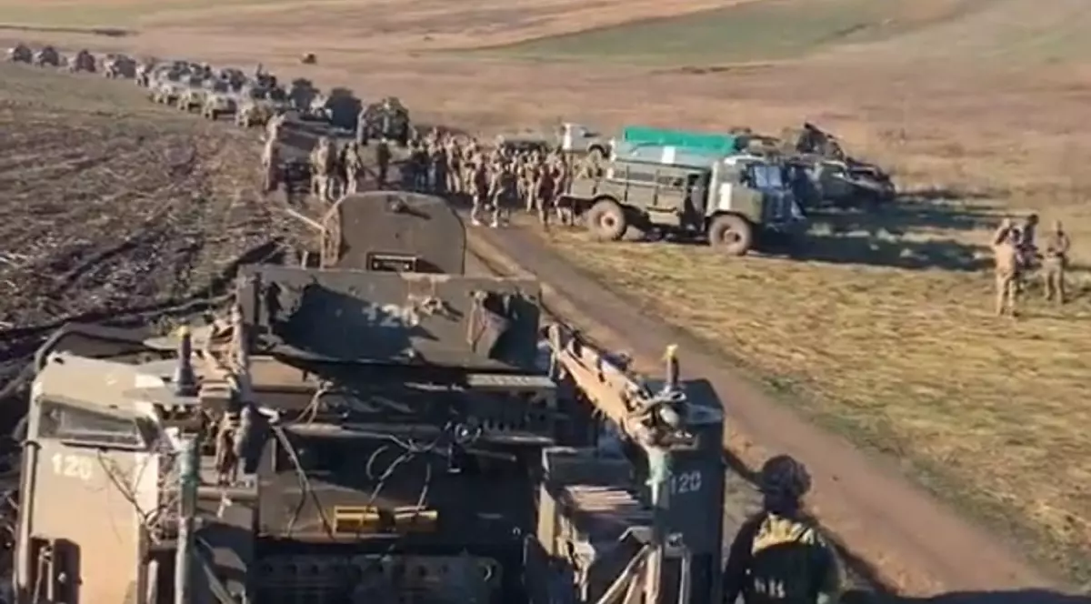 O coloană uriașă de tancuri și blindate ucrainene se îndreaptă spre Herson: „Suntem trimiși în iad, nu plângeți după noi”