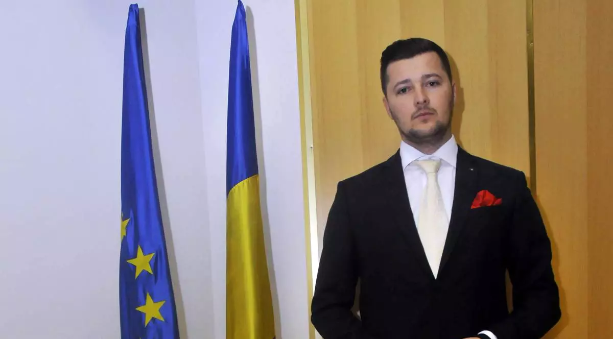 Cum ajunge băiatul unei familii de succes din provincie să facă politică la nivel înalt. Domnul Cotîrleț, pe axa Moinești-București