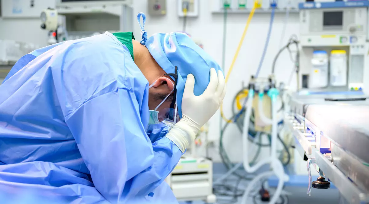 Dacă mergi acum la medic, sunt 50% șanse ca persoana care te tratează să fie în burnout. Terenul fertil pe care pot să apară multe erori medicale 