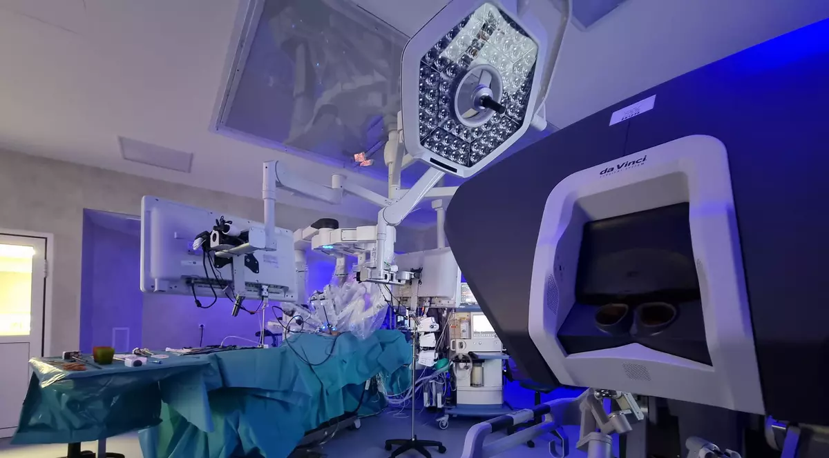 A fost operat marți de o tumoră mediastinală, iar joi s-a întors la joacă în fata blocului, după o intervenție chirurgicală cu robotul da Vinci Xi