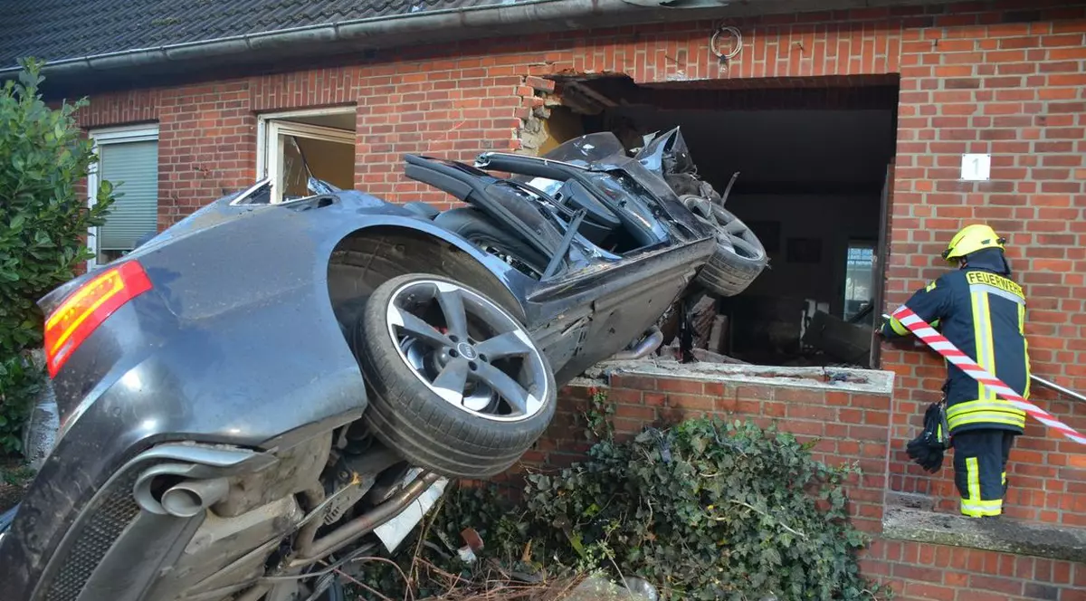 Un bărbat a scăpat ca prin miracol, după ce un șofer a pierdut controlul mașinii și i-a intrat în bucătărie, în Germania: „Noroc că am stat mai mult în pat”