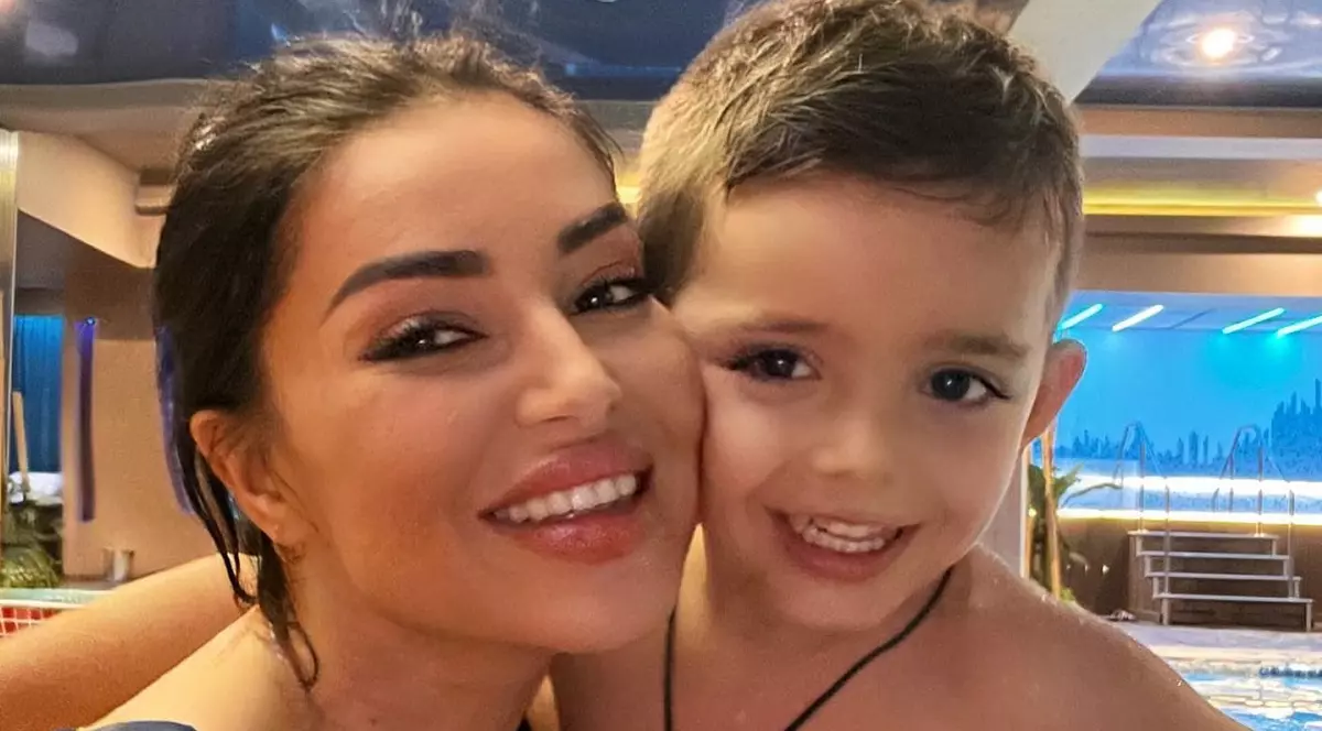 Motivul pentru care băiețelul Elenei Ionescu a mers mai târziu la grădiniță: „Eu de când l-am născut l-am avut cu mine cam peste tot”