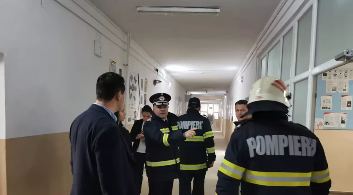 Incendiu la o școală din Botoşani. Peste 600 de elevi și zeci de profesori, evacuați