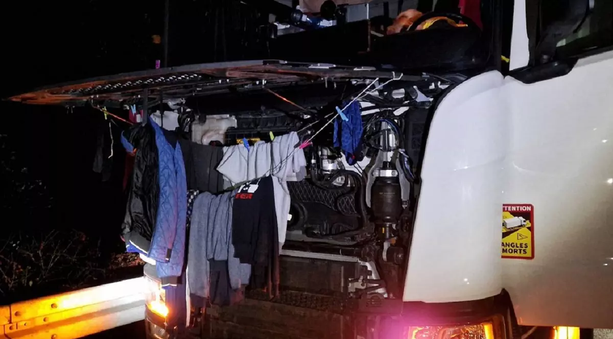 Un șofer de TIR gol pușcă s-a bătut cu polițiștii care l-au găsit cu hainele întinse în fața motorului, pe o autostradă din Germania