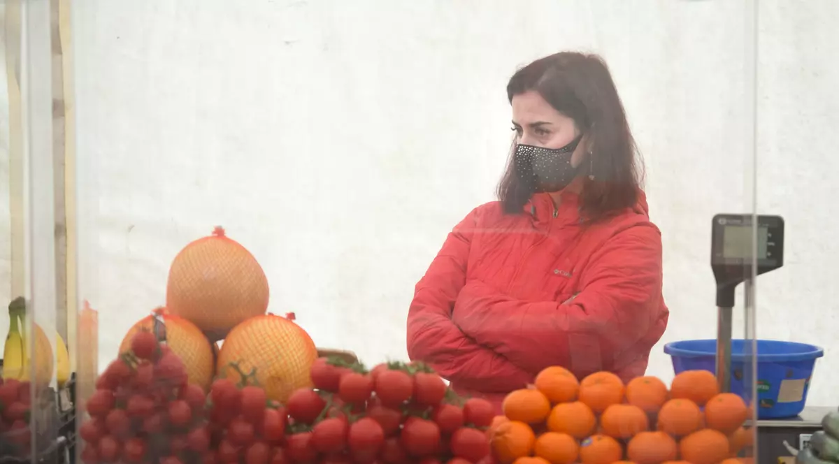 Amenzi uriașe date de doi inspectori ANAF unor localnici care vindeau fructe la poartă. „Doi nemernici care ne fac de râs”