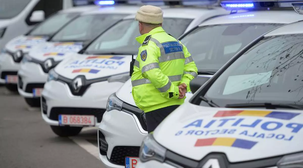 Doi polițiști din Sibiu au fost dați afară, după ce un tânăr le-a furat autospeciala din fața sediului