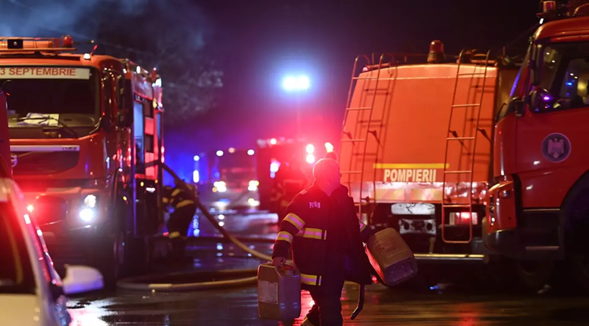 Incendiu la o fabrică de mezeluri din Timișoara. Cinci persoane au fost transportate la spital, după o degajare mare de fum