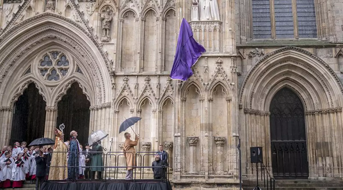 Prima statuie comemorativă a reginei Elisabeta a II-a a fost dezvelită la York în prezența regelui Charles al III-lea