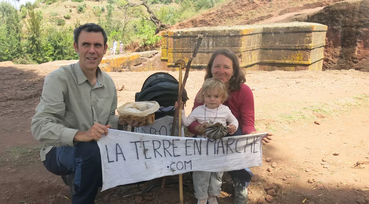 Aventura unei românce și a soțului ei francez care străbat lumea pe jos cu 30 de lei pe zi: atacați de câini în Turcia, cu copilul în „rucsac” prin Africa: „A fost o expediție de nebuni”