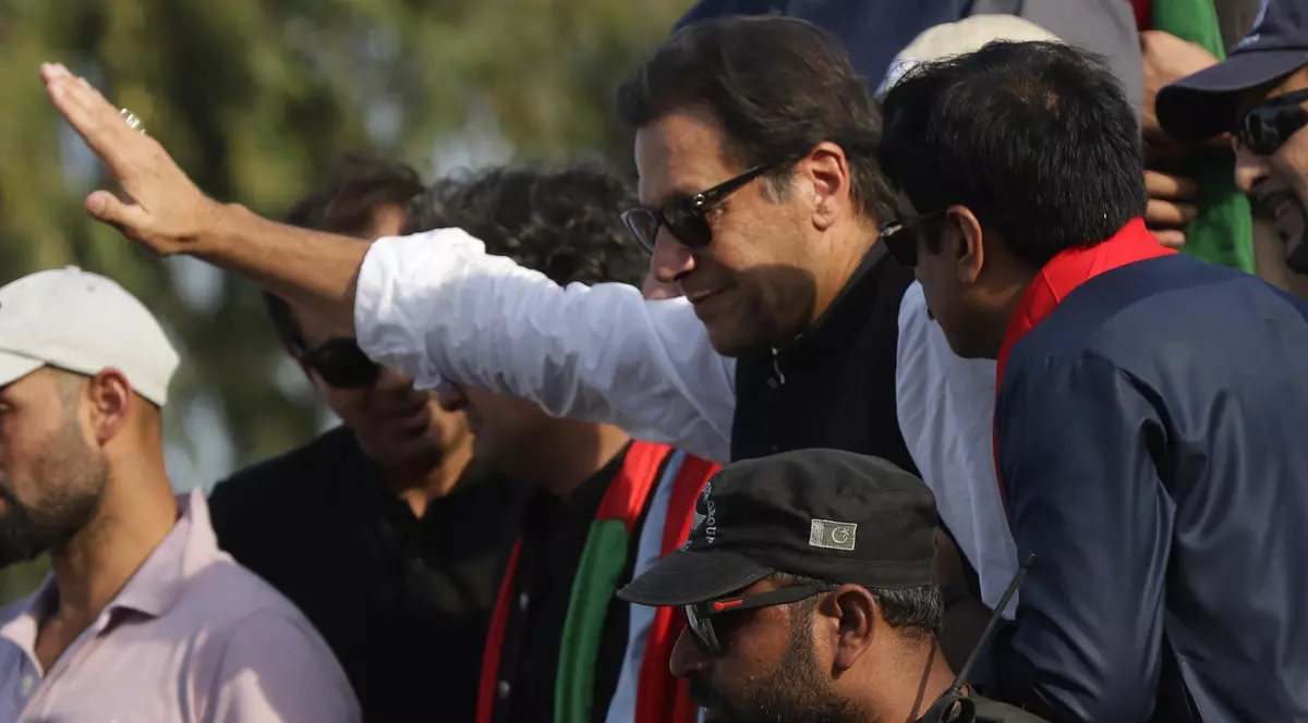 Fostul premier pakistanez Imran Khan, rănit într-o tentativă de asasinat. Coleg de partid: „Sunt mai mulți răniți”