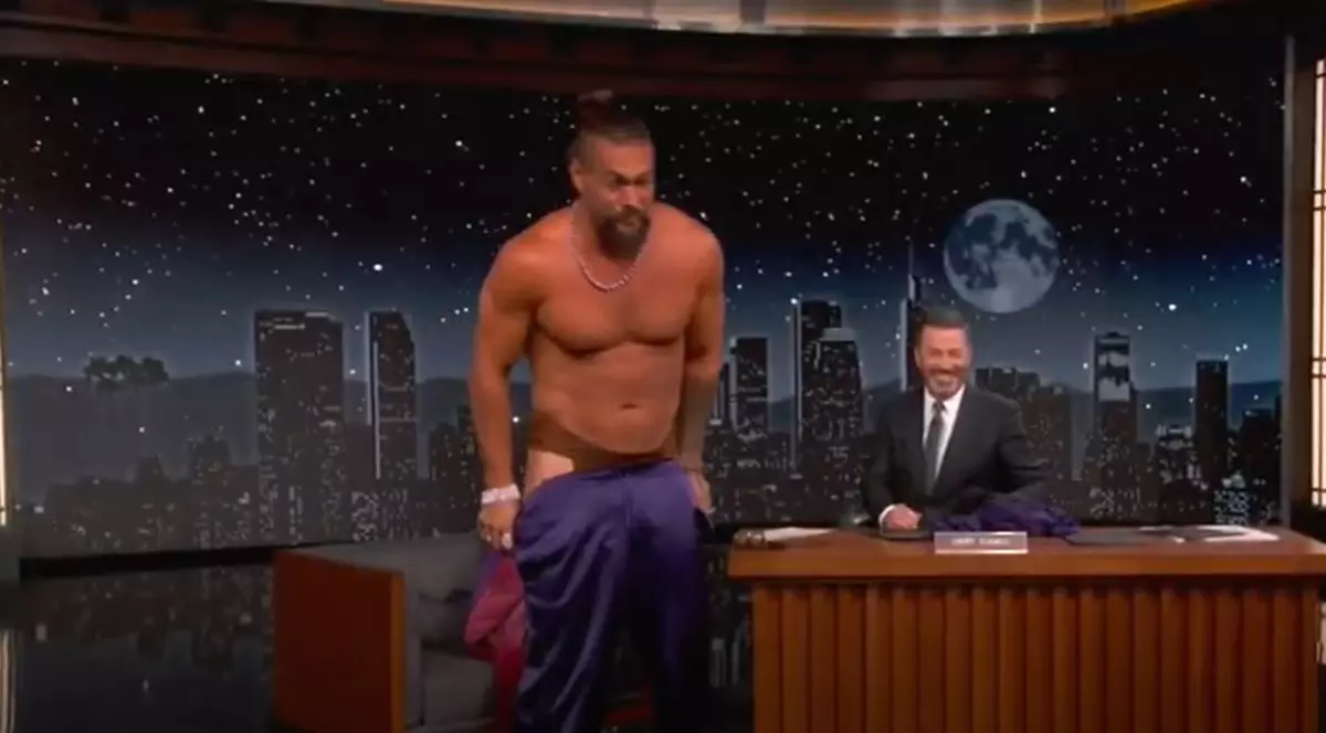 Jason Momoa s-a dezbrăcat în direct, la TV. Starul din „Aquaman” a dat explicații: „Nu-mi mai place să port haine”