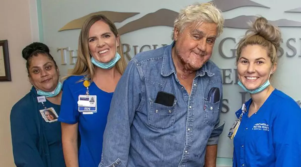 Jay Leno, externat din spitalul de arși din Los Angeles. Fosta vedetă TV are arsuri pe față, pe gât și pe mâini
