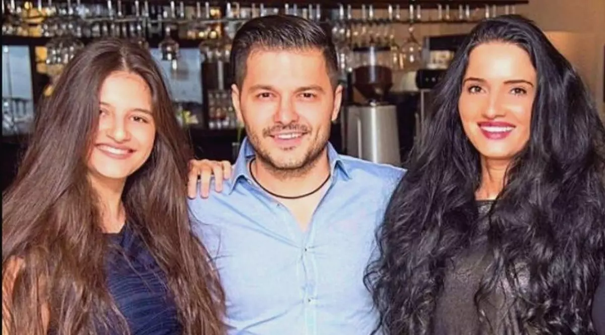 Carmina alături de părinții ei