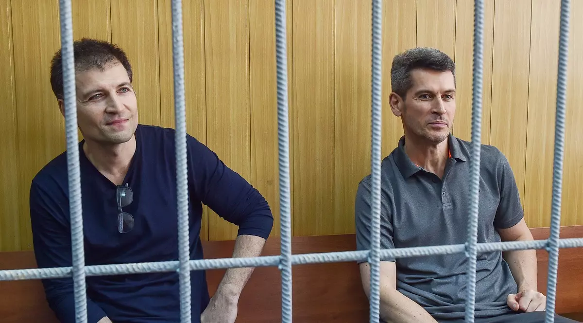 Doi frați miliardari ruși, găsiți vinovați la Moscova de delapidarea a 11 miliarde de ruble. Statul le-a confiscat 750 de milioane de dolari