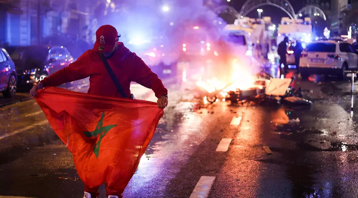 Suporterii marocani s-au bătut cu poliția la Bruxelles, după ce naționala Marocului a învins Belgia la Cupa Mondială | VIDEO