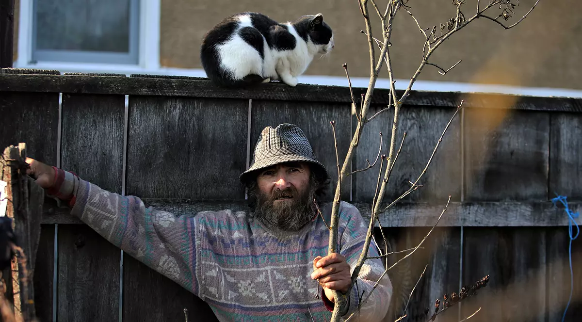 Cum îi văd sătenii din Cincu pe vecinii lor francezi din baza NATO: „Cântă la terasă până la patru dimineaţa”