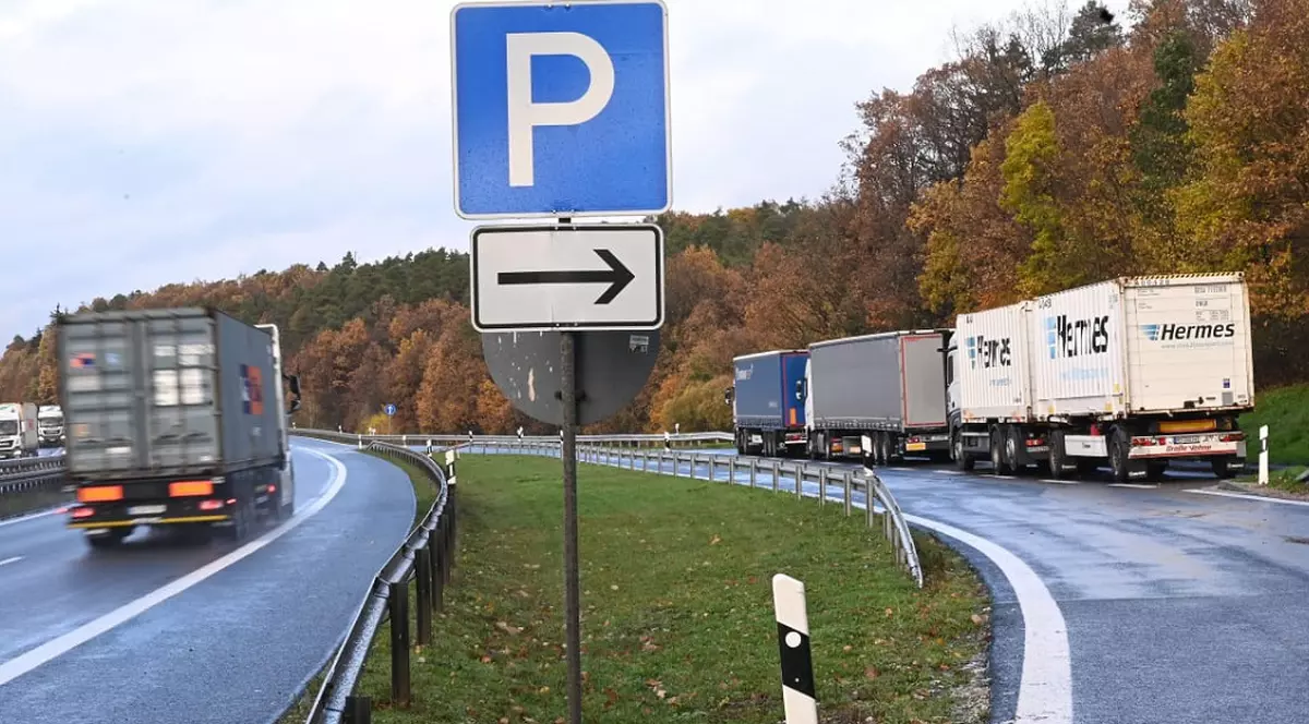 Șofer român de TIR, în cea mai proastă parcare de camioane din Germania: „Ar fi putut să construiască ceva mai generos”