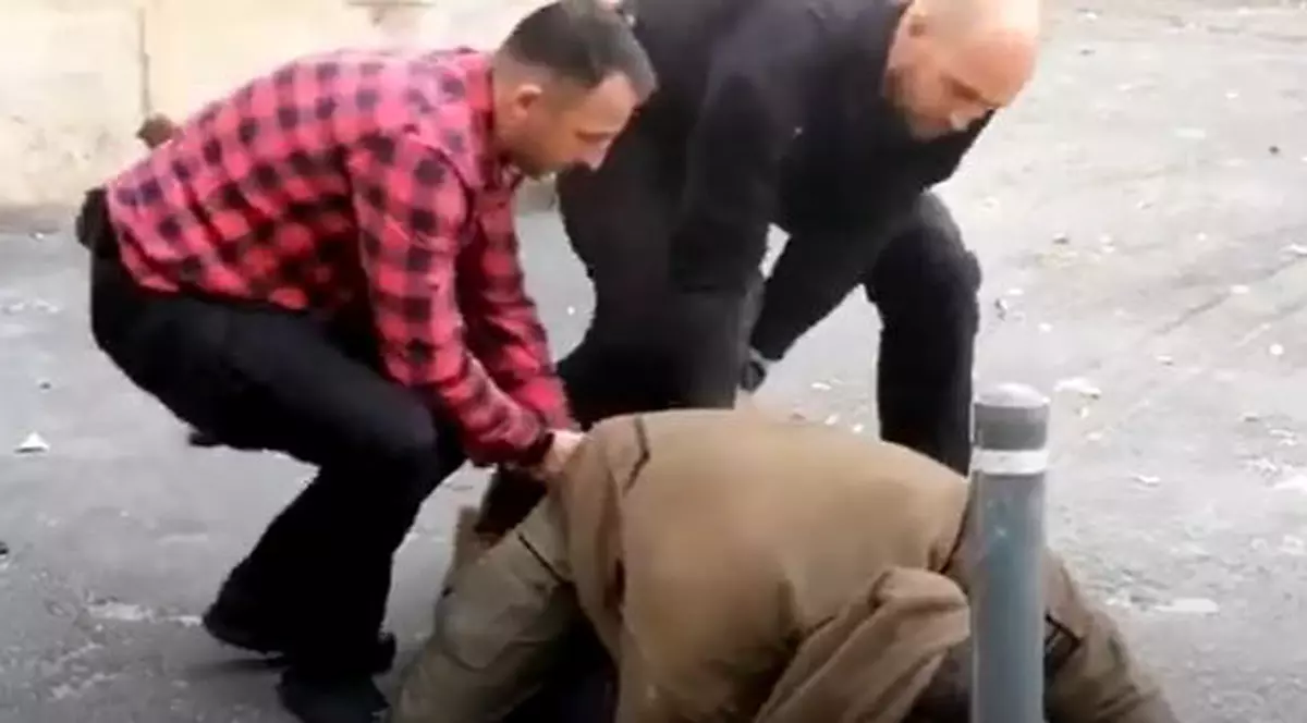 Doi polițiști îmbrăcați în civili, amenințați cu cuțitul de un bărbat, în centrul Bucureștiului. Ce a urmat