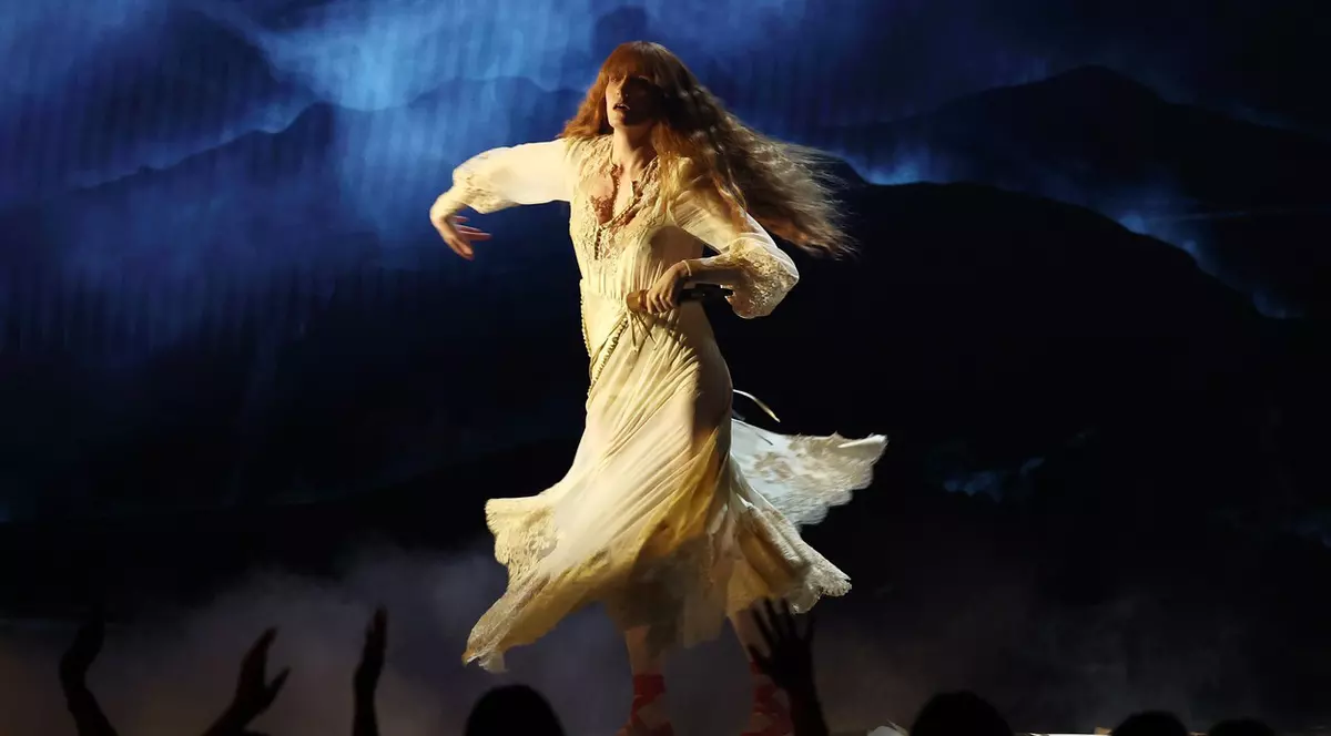 Florence + The Machine își anulează turneul din Marea Britanie. Artista și-a rupt piciorul pe scenă