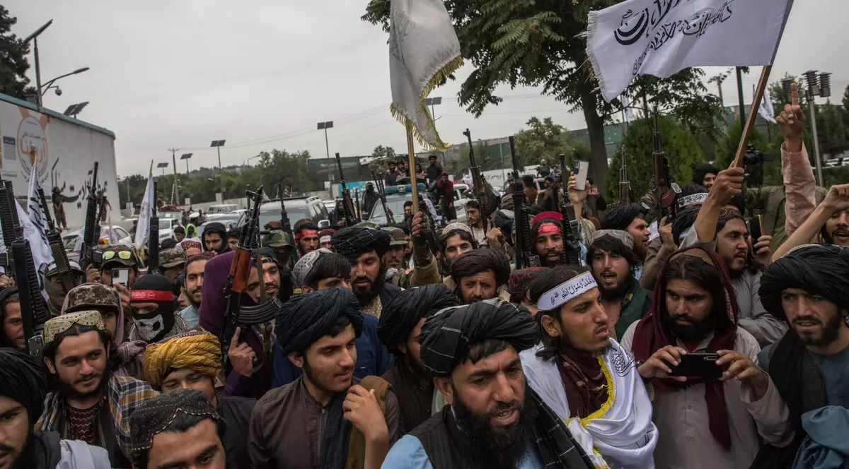 14 persoane, printre care trei femei, biciuite pe un stadion de fotbal, în Afganistan, pentru „crime morale”